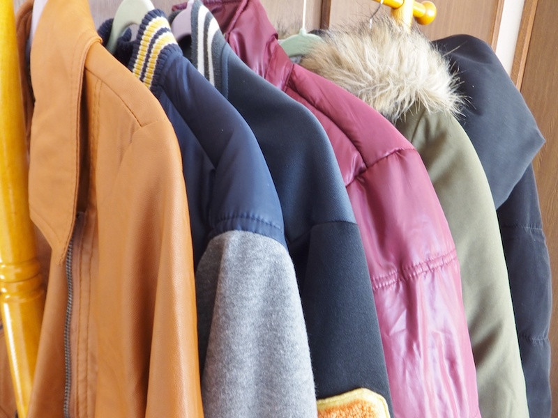 ハンガーにかかったアウター