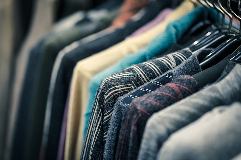 ハンガーにかかったスーツ