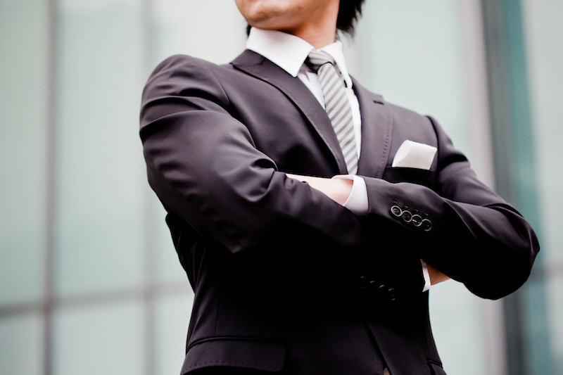 腕組をする男性